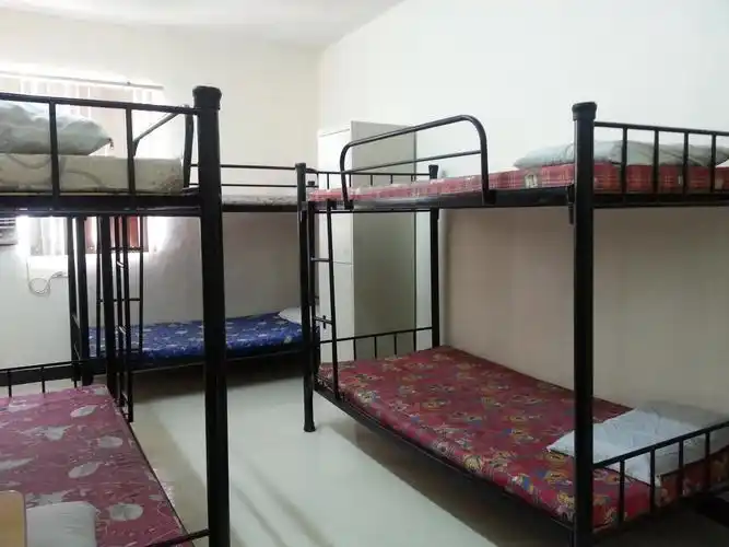 8人宿舍-单人床位 (dormitory     share)