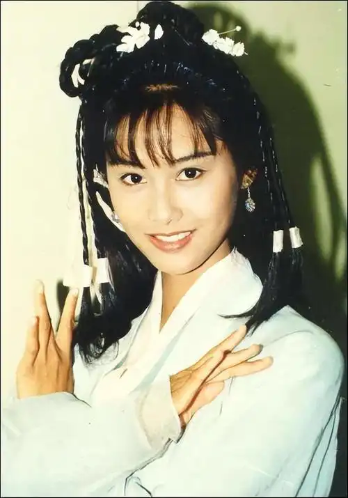 朱茵是中国香港的女演员和歌手,她在上世纪90年代成为了知名的影视