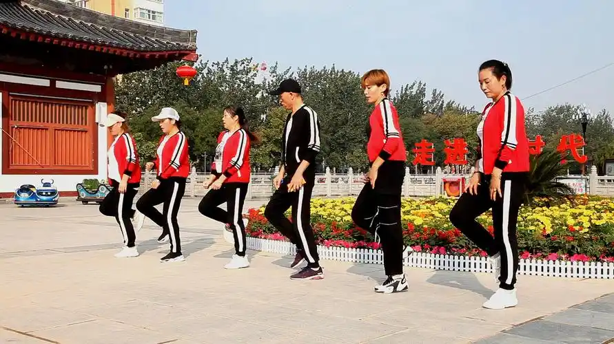 广场鬼步舞教学《酒醉的蝴蝶》,舞步优美欢快,歌曲也好听!