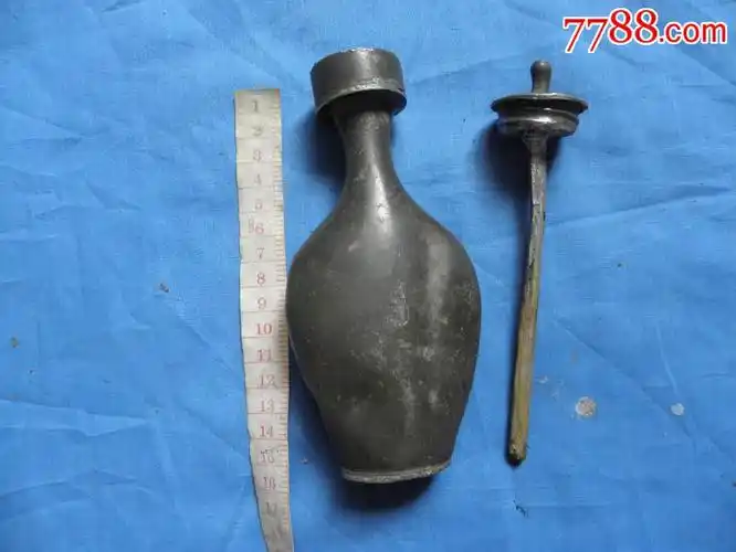 罕见带芯的清朝铅酒壶