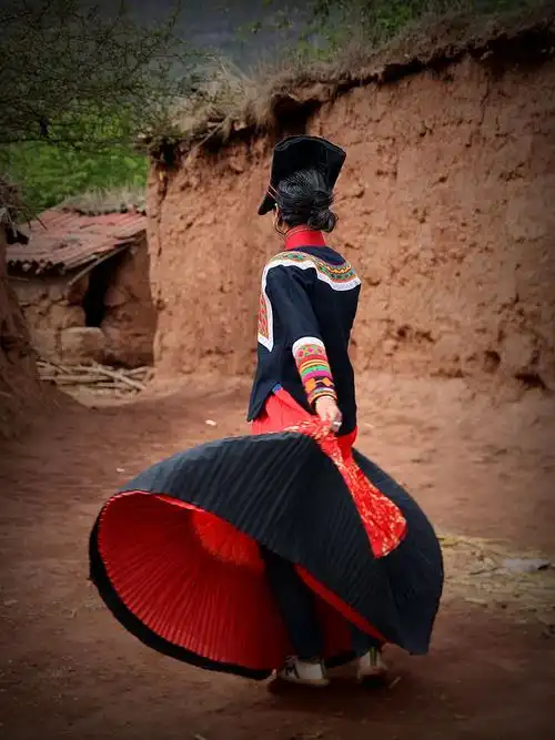 大凉山美姑县马洛村的彝族姑娘