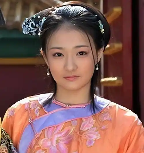 而徐璐却可以空降人设完美讨喜的薛宝琴一角,并且得到李少红耐心的