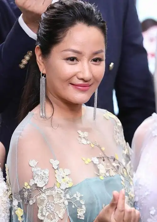 瞿颖真的老了,浓妆下肤色蜡黄,纱裙下身材走样,48岁太真实