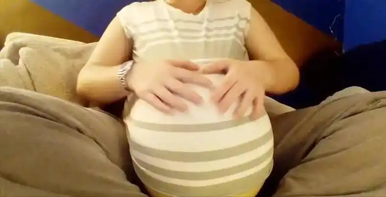 看见小吴近乎透明的肚子,作为妇产科主任的樊医生也感到不可思议.