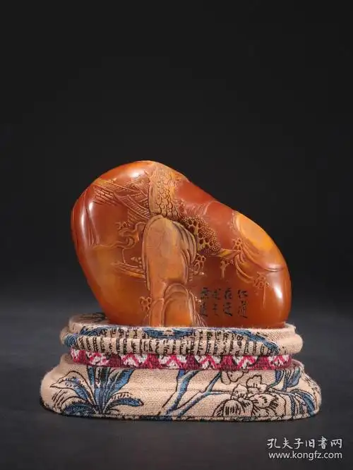 石卿款 田黄石山水人物原石印章摆件.