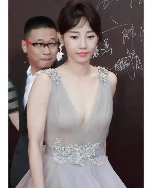 白百何这深v领薄纱时尚连衣裙,若隐若现,时尚十足_身材_透视_管理