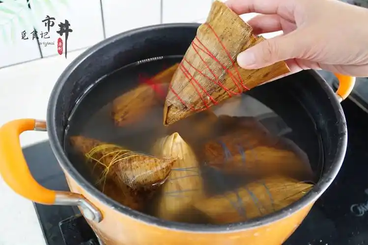煮粽子,到底是冷水还是开水下锅?怎么煮?煮多久不夹生更香糯?