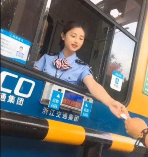 偶遇高速路上女收费员,男子故意多停留一会,网友:太可爱了!