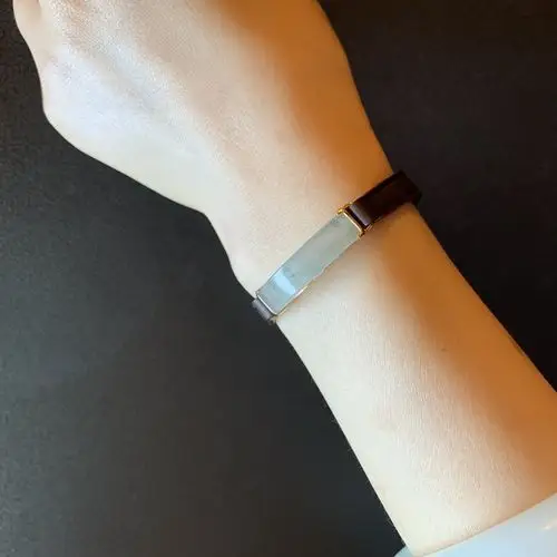 依旧是手工头层牛皮手工皮带柔软而又质感翡翠是18k金镶嵌的皮带的