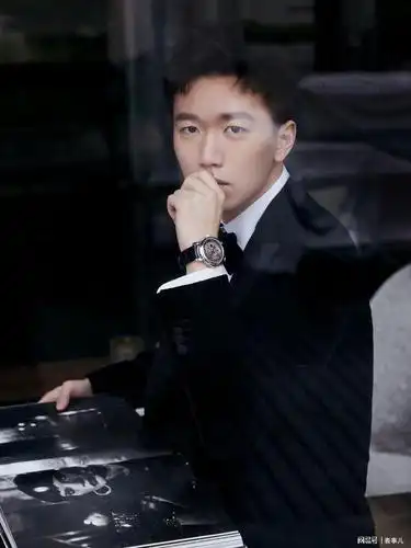 最帅富二代张康阳戴400万的百达翡丽拍写真依然很低调