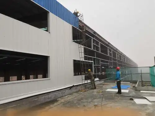 3,钢结构班组进行西侧彩钢板安装