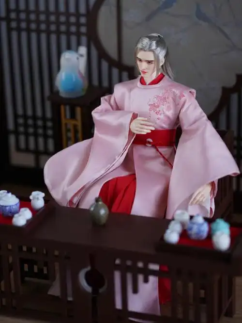 感谢天,感谢地,终于收到了温温的衣服!我的第一个温客行娃娃站起来了!