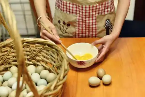 而炒出来的野鸡蛋颜色金黄鲜亮 ,无土腥