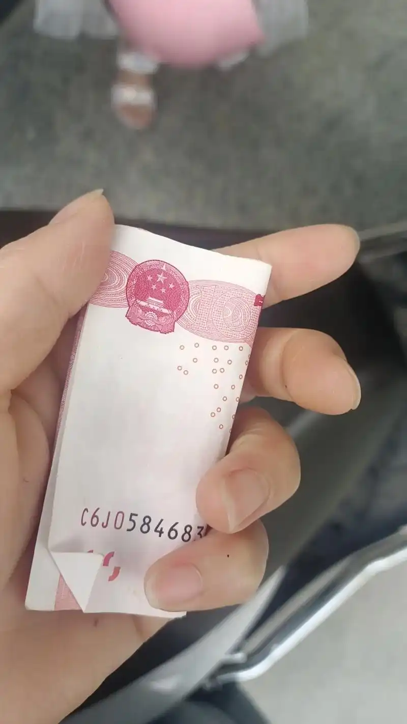 中午送她去上学   看见她手上拿着100块钱(自己的压岁钱)她说要去美容