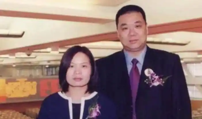 两人对对方的了解逐渐加深,而马兴田也知道了许冬瑾是当地财阀的女儿