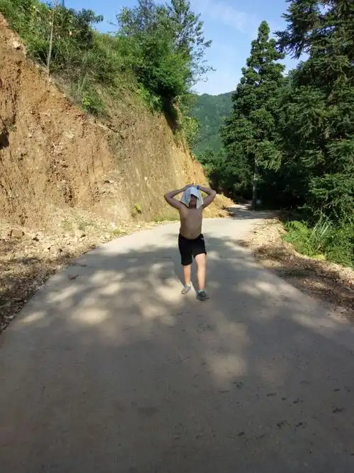太阳当空照,还得走五公里山路,热得受不了,干脆赤膊上阵