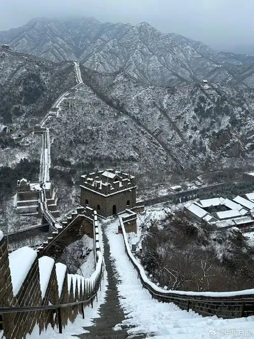 【#一起来看银装素裹的长城吧#】12月10日夜间,北京迎来了今年首场