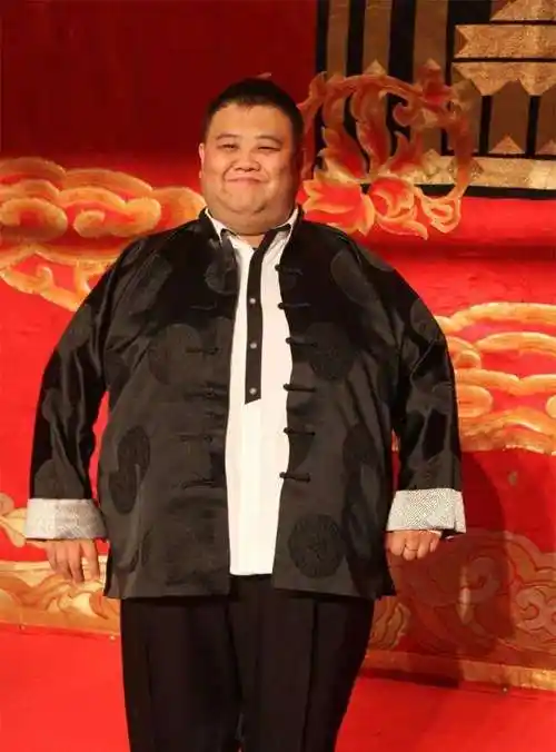 孙越扎实的相声功底,机缘巧合下进入德云社,与岳云鹏组成"黄金搭档"