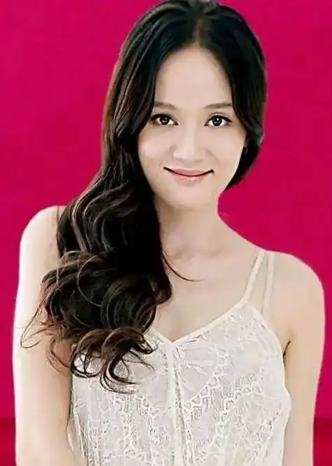 总之,陈乔恩的新中式造型加上羊毛卷发型,不仅让她看起来年轻了许多