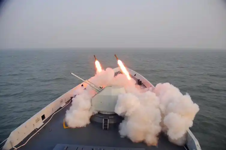 图为潍坊号导弹护卫舰在2017年1月9日的演习中发射导弹.