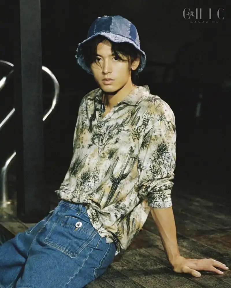 上游时尚小资新刊封面张哲瀚时尚大片演绎夜的缱绻温柔