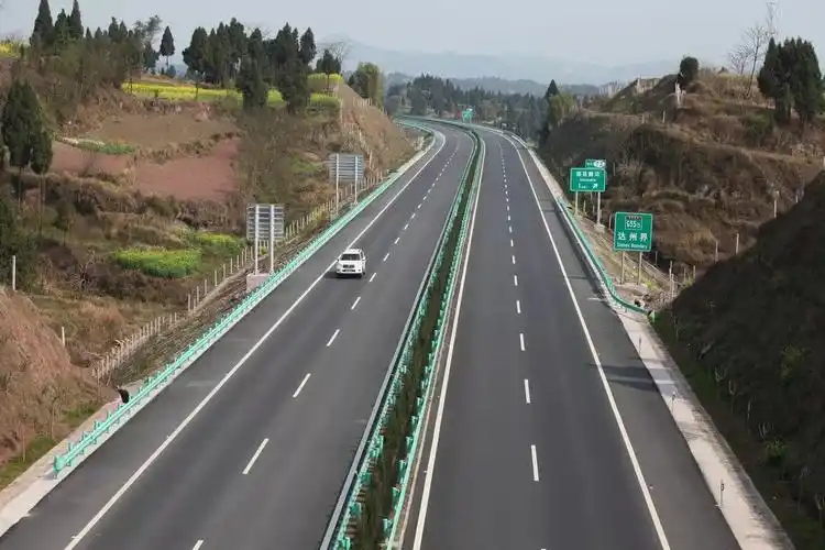 1996年12月,达州第一条高速公路——达渝高速公路正式破土动工.