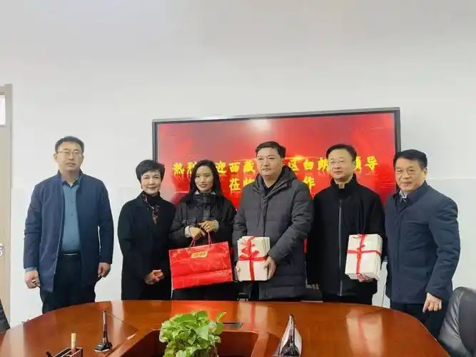 白朗县委常务副县长李东,白朗县乡村振兴局副局长杜春达及区教体局