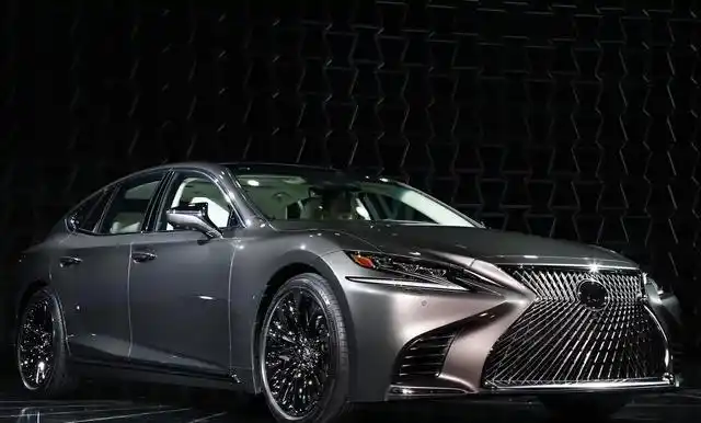 百万级雷克萨斯豪车,追尾比亚迪海豚,雷克萨斯:"我的脸呢?