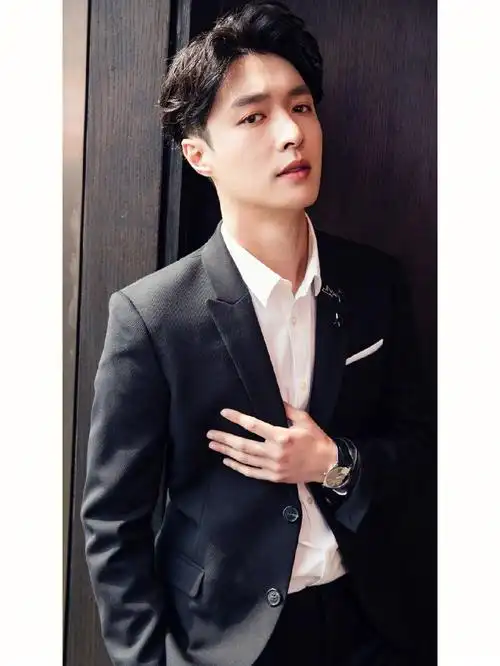 张艺兴(lay),30岁178cm湖南a型血天秤座,1991年10月7日出生于湖南省