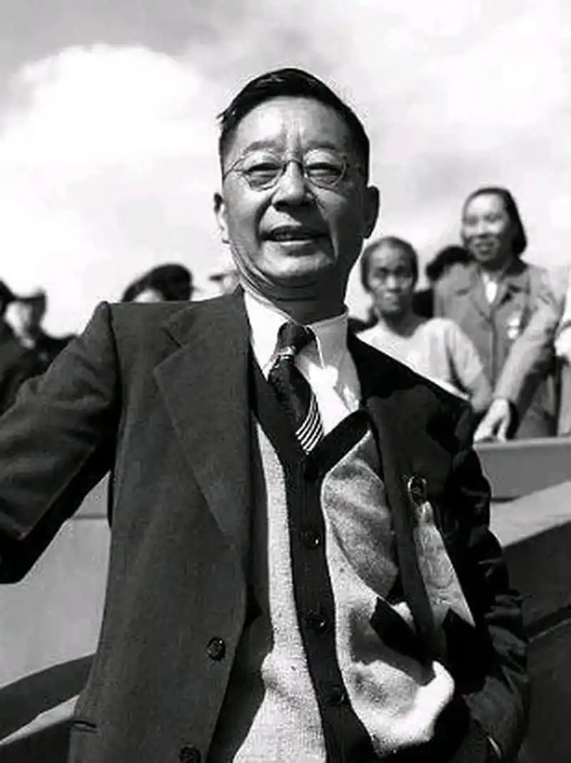 1966年,胡絜青终于爆发用大字报揭发老舍婚内出轨,随后老舍就被一帮人