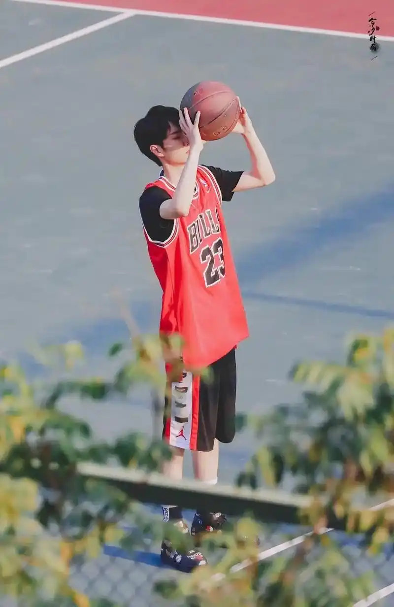 来品品王一博这组篮球服打球照,有没有很绝?瞬间不淡定了