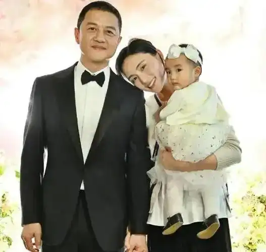 李亚鹏小年晒全家福二婚妻子穿东北花棉袄好似村妞儿李嫣缺席