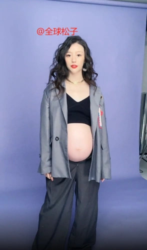 谢永强小12岁妻子拍孕妇照腹部高高隆起将卸货身材却颇纤瘦