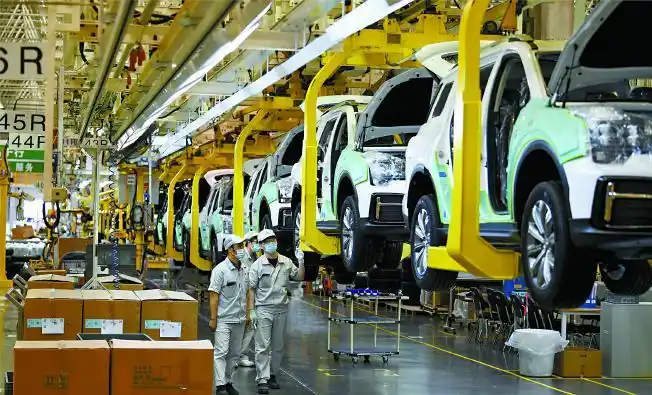 6月10日,工作人员在广汽乘用车有限公司新疆分公司组装车间装配线上