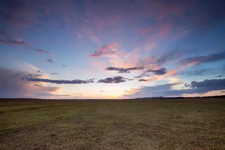 草地黄昏图片-草地黄昏素材-草地黄昏图片下载-视觉中国vcg.com