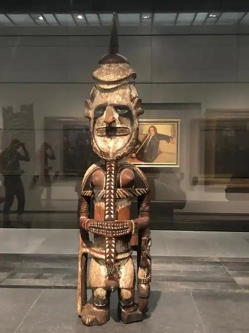 这是非洲的雕像,看起来非常神秘.