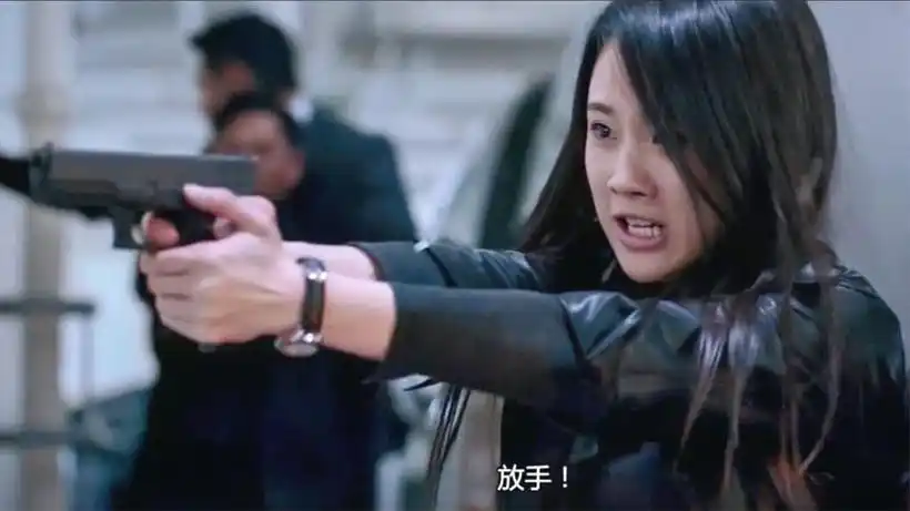 使徒行者:地下车库火爆枪战,张慧雯掩护老大撤退,中枪倒地