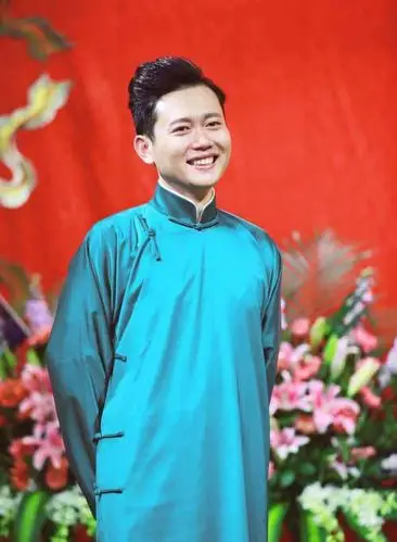 演出资讯孟鹤堂是一个很多元化的相声演员,不只是跳舞,模仿,单口,京剧