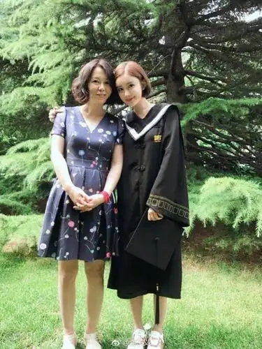 北影校花孟子义晒毕业照,网友:除了老师长得都一样,全是网红脸