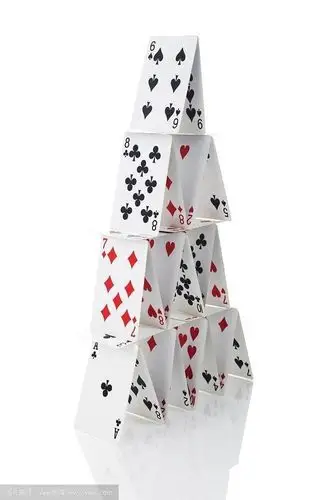 利用用纸牌和家长一起做一件好看的纸牌装饰品