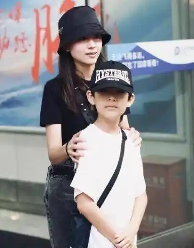 原创董洁与儿子顶顶现机场黑白搭母子装太亲民39岁素颜太能扛