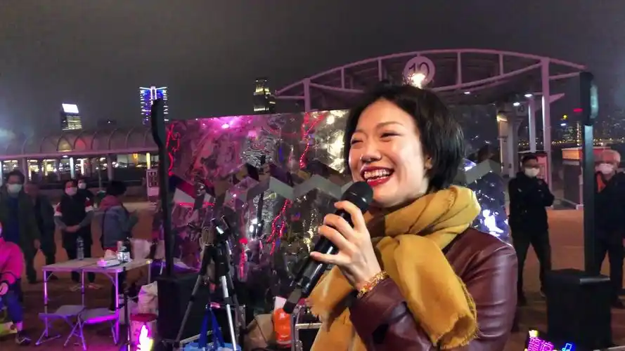 歌曲你的眼神演唱街头女歌手龙婷