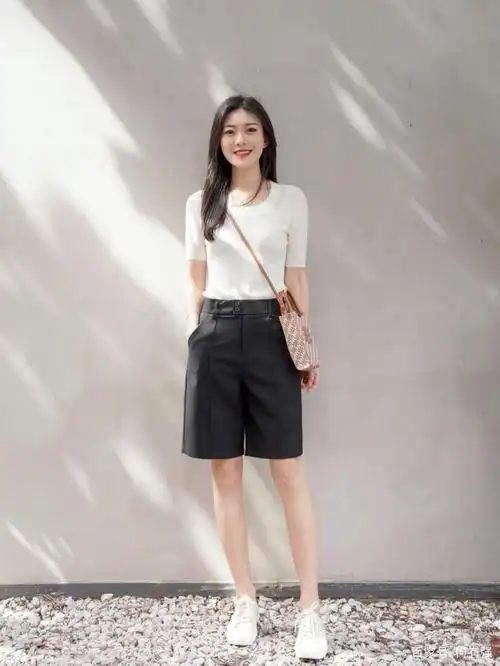 30岁的女人夏天怎么穿才漂亮?针织衫配半身裙或短裤,高级又时髦
