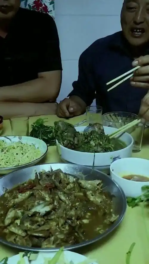 老板请客吃饭,没想到竟是来这种地,看到这吃相我打算辞职了