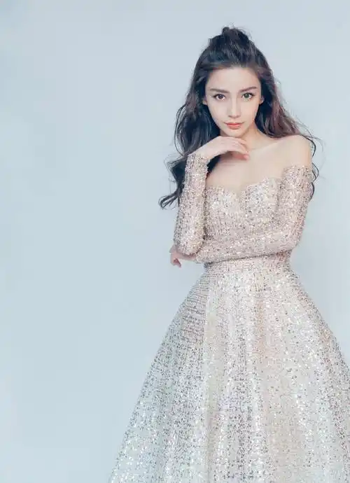 杨颖穿"星空裙"秀白嫩香肩,配波浪卷长发,魅力四射直击心底_活动_礼服