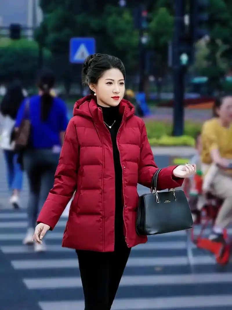 冬季高端妈妈装中长款羽绒服女士百搭洋气羽绒服红色高品质连帽款