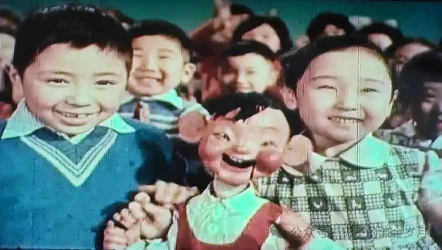 67梦醒后送回小铃铛的兄妹俩参观木偶剧团小满感到委屈,哭喊着和他