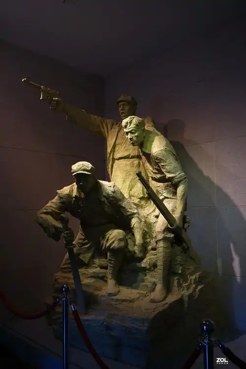 退伍老兵十一携家人祭奠西路军烈士人民英雄永垂不朽