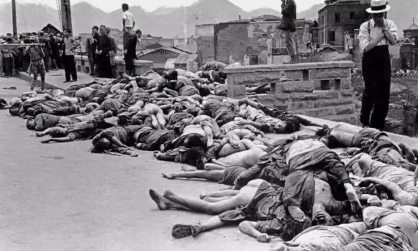 1941年,重庆防空隧道惨案发生后的凄惨一幕,大量遇难者的遗体被从防空