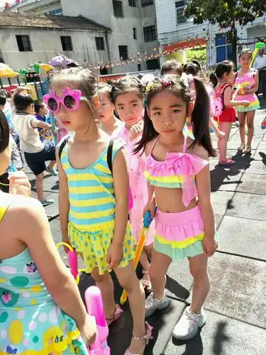 我们排好队准备走泳装秀.心里美滋滋.